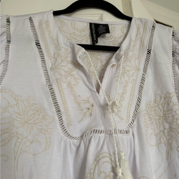 Chic White Embroidered Blouse - Picture 3 of 4